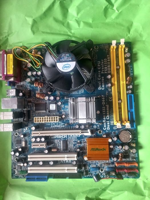 Componente pc și un monitor