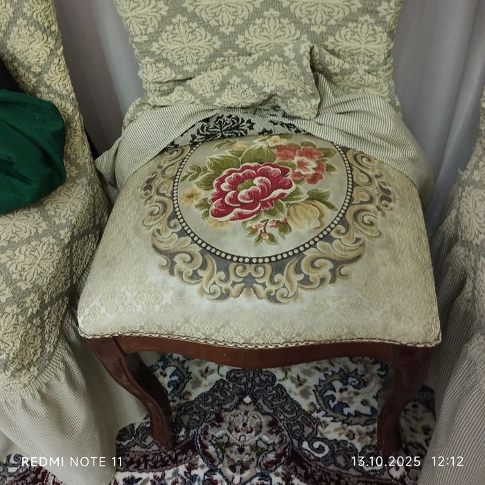 Стол мебельный и восемь стульев с чехлами.