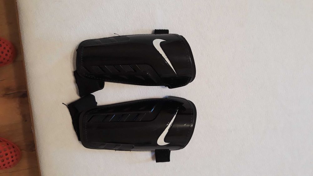 Продавам протектори за футбол Nike