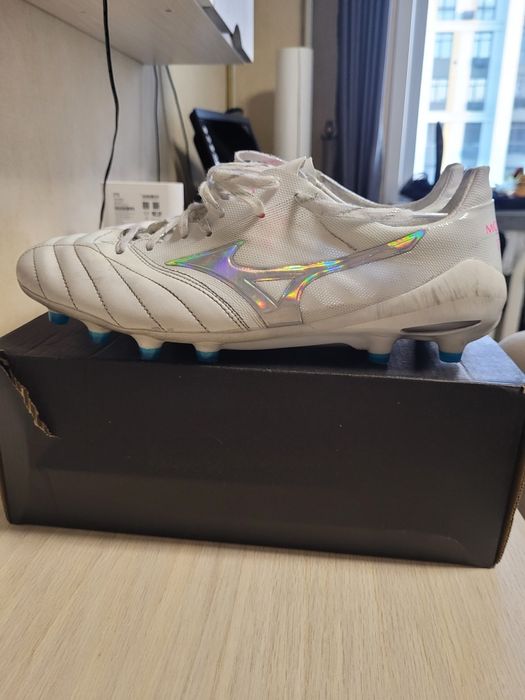 Футбольные бутсы Mizuno