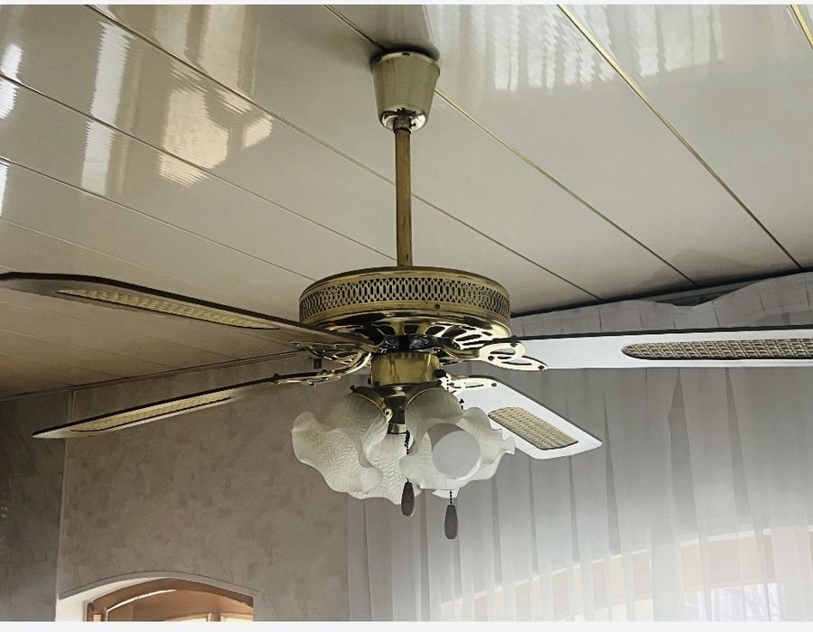 Вентилятор потолочный 2 шт есть