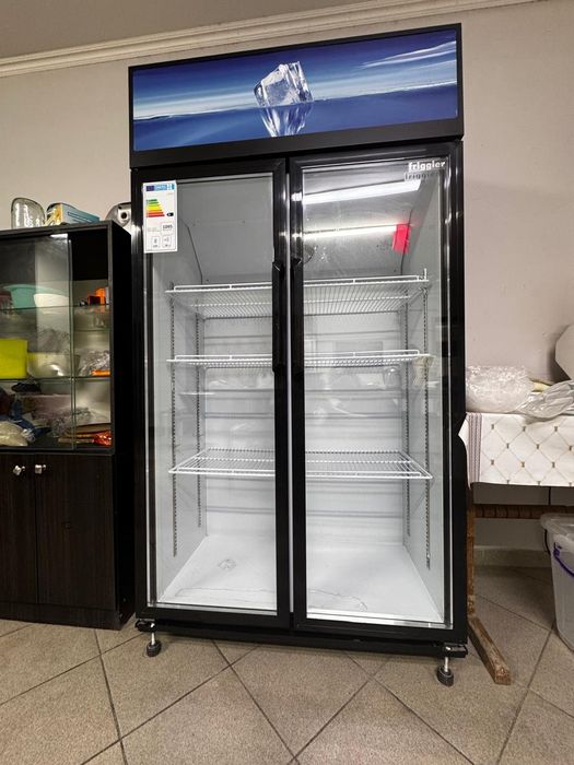 Холодильник витринный.