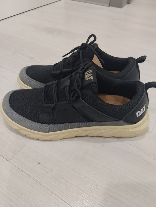 Продам мужские кроссовки