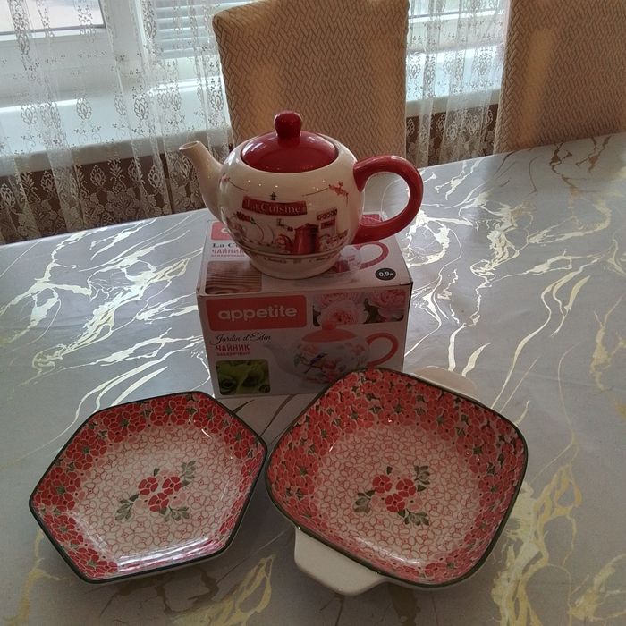 Продаётся чайник заварной, красивый, яркий.