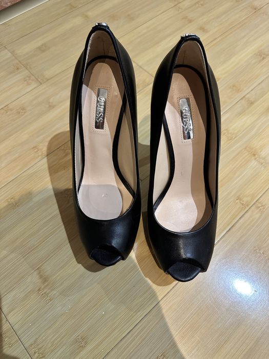 Vand pantofi guess purtati odata sunt ca noi marimea 36