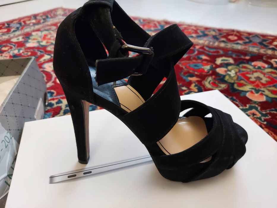 Босоножки на каблуках