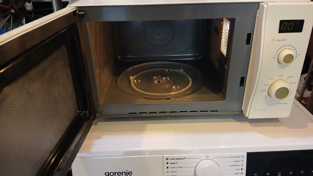 Миклровълнова печка HAIER 1300W КАТО НОВА