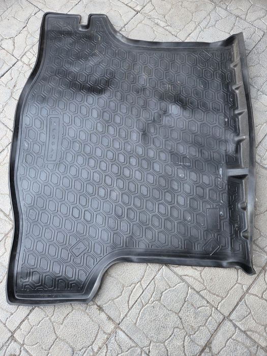 Резиновый полик в Рено Логан