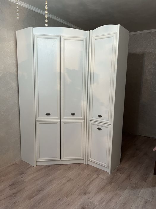 Угловой шкаф в хорошем состоянии