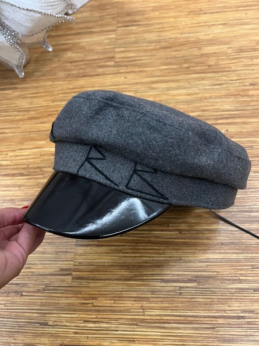 Шапка на R.B  цвят сиво с черна козирка