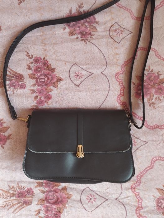 Сумка женская ,черного цвета + водолазка желтая в подарок