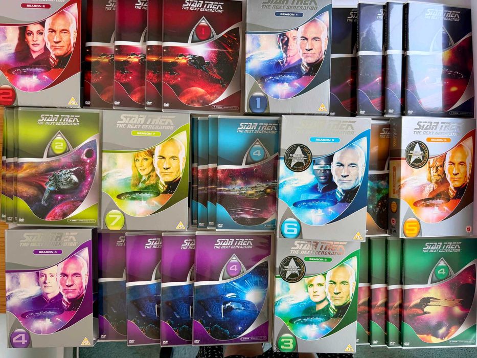 VAND Colectia video STAR TREK Sezon 1 - Sezon 2- Sezon 3 - Sezon 4 - Sezon 5 - Sezon 6 - Sezon 7 sunt 49 DVD-uri IN TOTAL