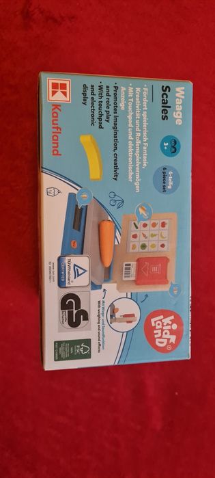 Дървена везна и плодове