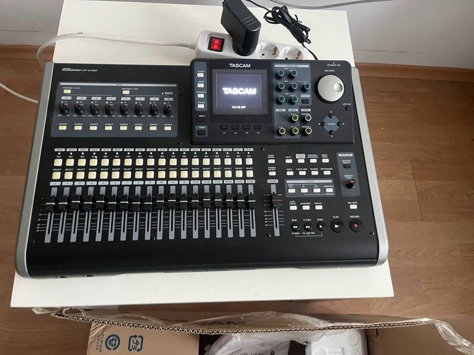 Mикс пулт TASCAM 24 канален