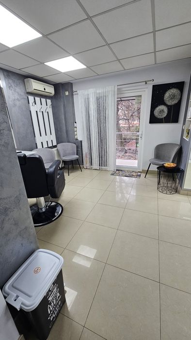 Închiriez post coafor/frizerie + cameră