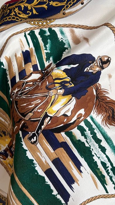 Разкошен копринен шал с ловни мотиви Made in Italy