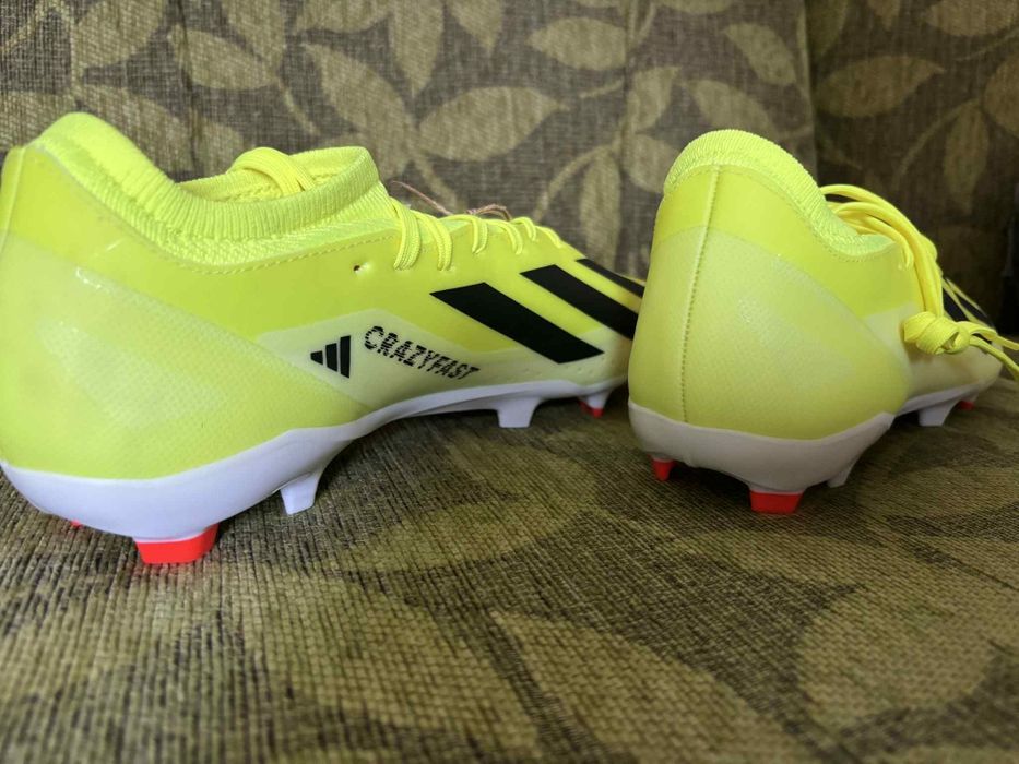 Нови футболни обувки Adidas X Crazyfast League.