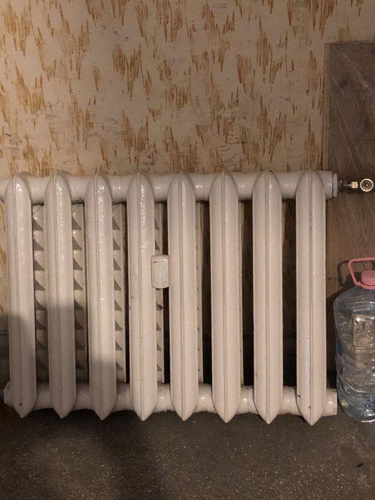 Calorifer/Radiator din fontă Rusesc 4 bucăți de: 11 elemenți ( 1 calorifer) , 8 elemenți( 1 calorifer) , 6 elemenț ( 2 calorifere ) .