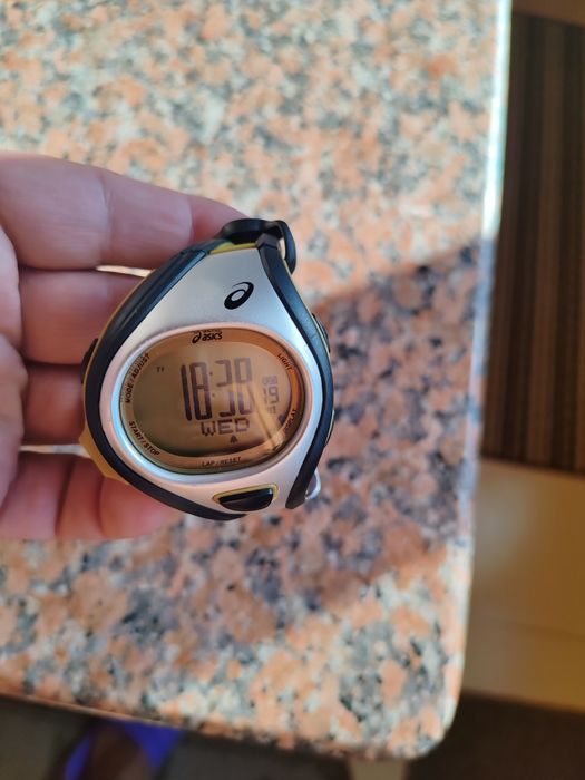 Часовник Asics..