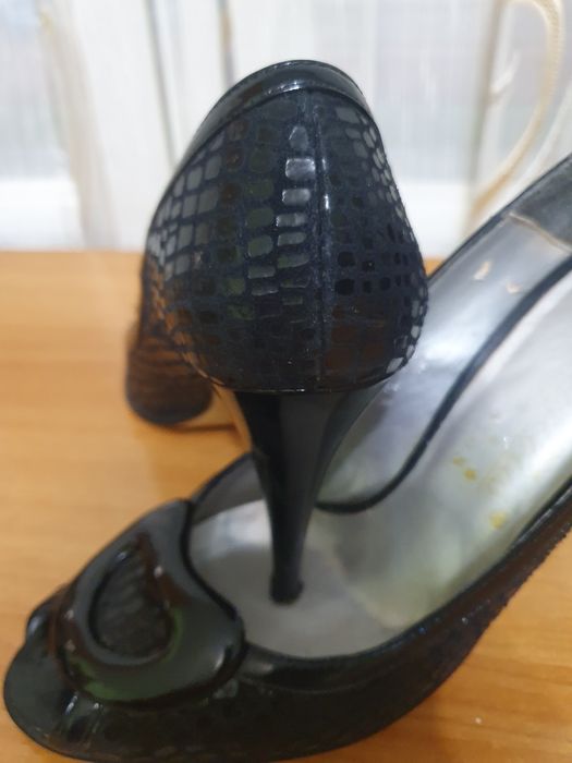 Pantofi piele ,culoare neagra,mărimea 37,toc 8cm,