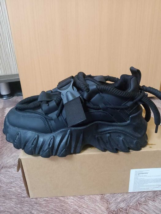 Кроссовки детские 37 размер б/у