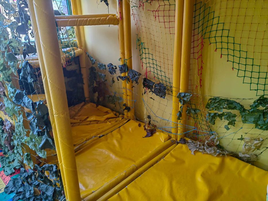 Плейграунд с пързалка и басейн за топки.