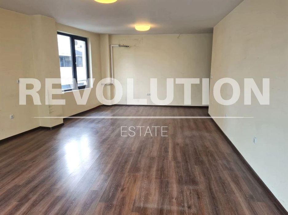 Дава се под наем Офис в Варна, Зимно кино Тракия - 59 кв.м за 300 € - Снимка #1