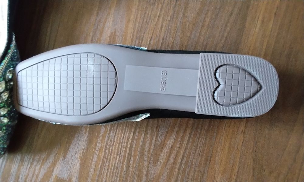 Продаю туфли нарядные новые