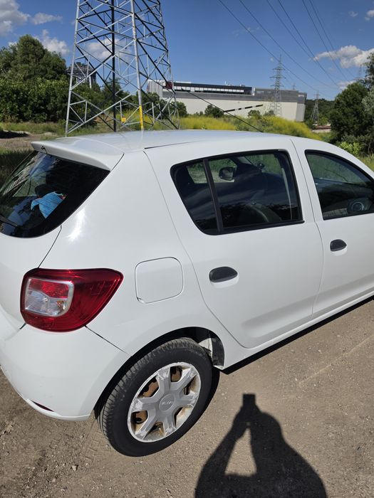 Продавам Дачия Сандеро