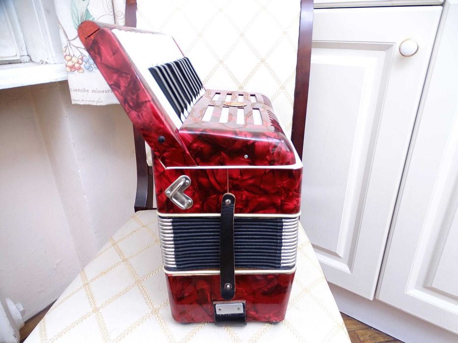 Много запазен стар акордеон Велтмайстер 12 баса