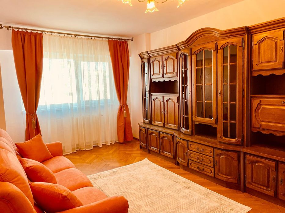Apartament trei camere,de închiriat Centrul Civic