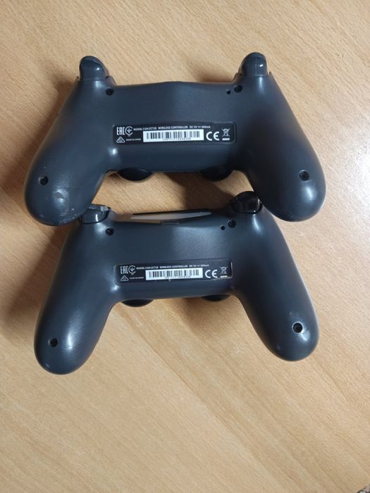 Vând controlare pentru PS 4