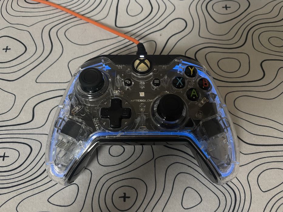 Xbox one s с две игри и pro контролер