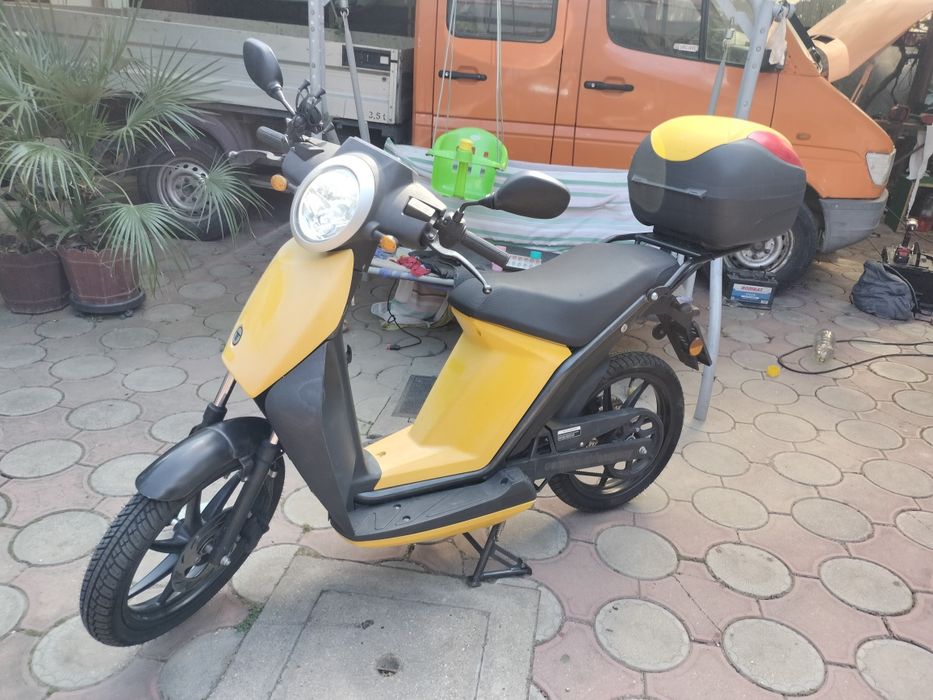 Vând scutere electrice cu 2500 de chilometri la bord .