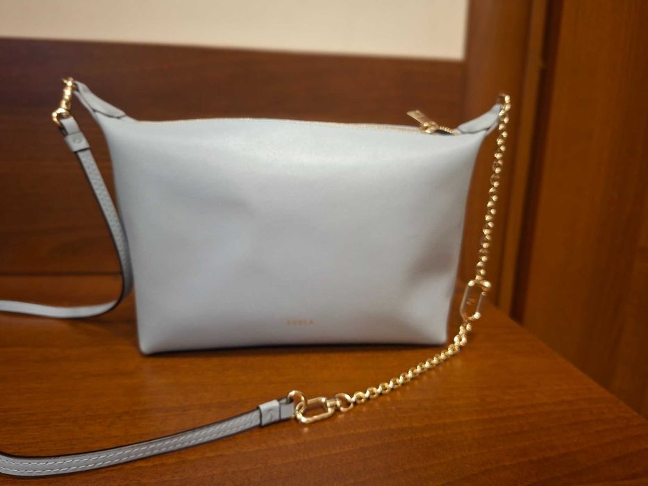 Furla чанта бледо синя, кожа