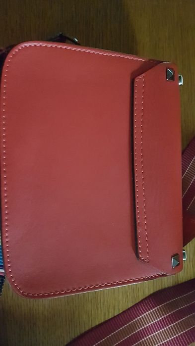 Geanta rosie din piele cu ținte si bareta etno