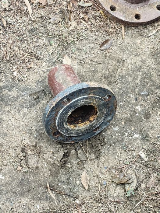 Продаю задвижки и флянцы