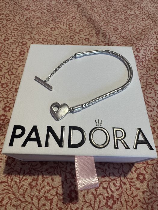 Продавам оригинална гривна “Pandora”.