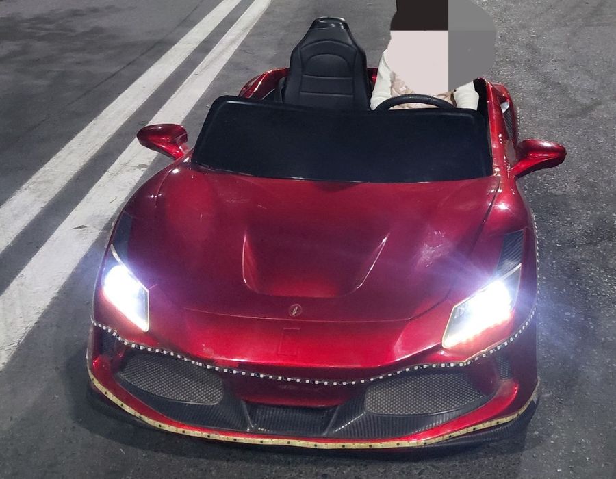 Ferrari f8 bolalar mashinasi