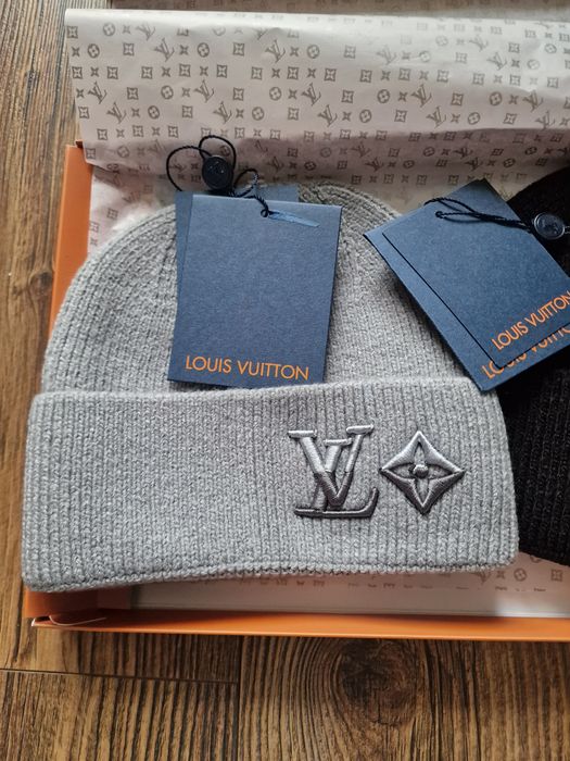 Страхотни зимни шапки LV в кутии 2 бр