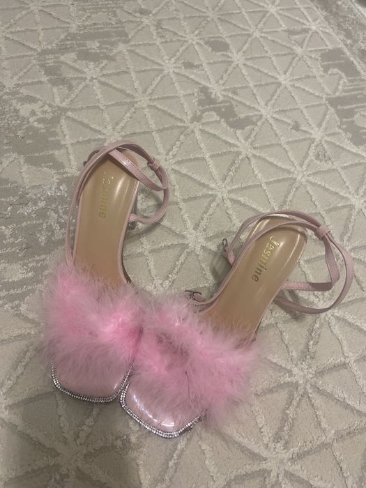 Продаю в отличном состояни туфли и брендовой сопоги чулки