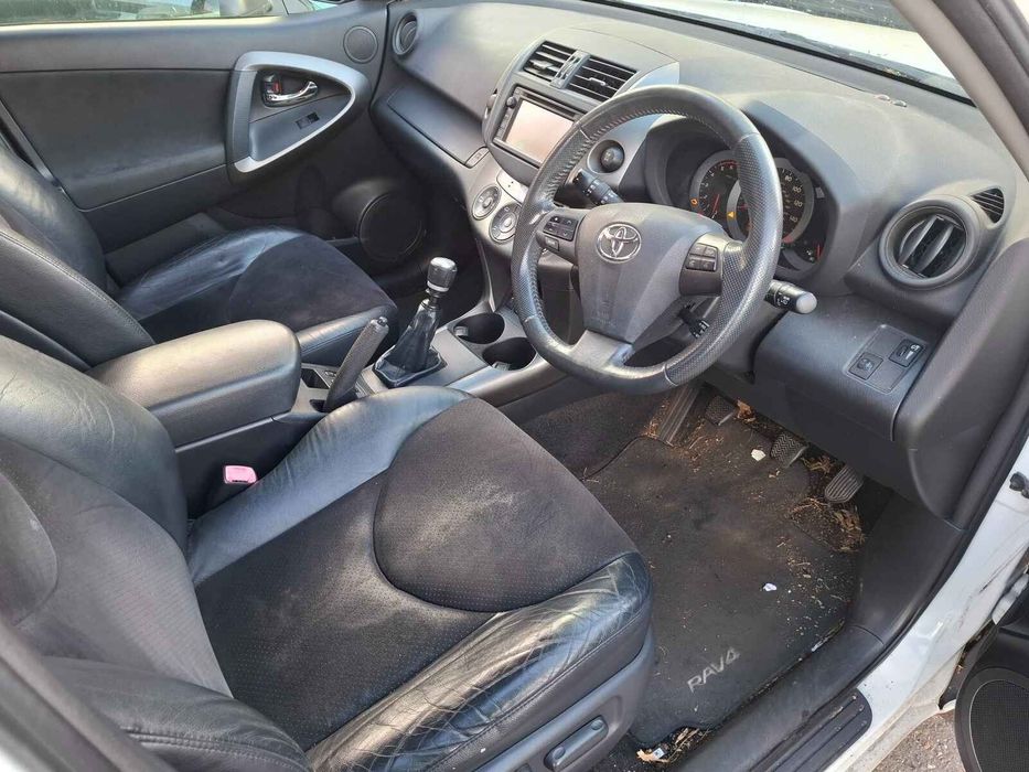 Bare Spate Toyota RAV4 2012 SUV Alb