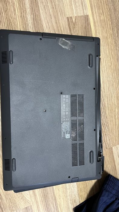 Vand laptop lenovo pentru piese