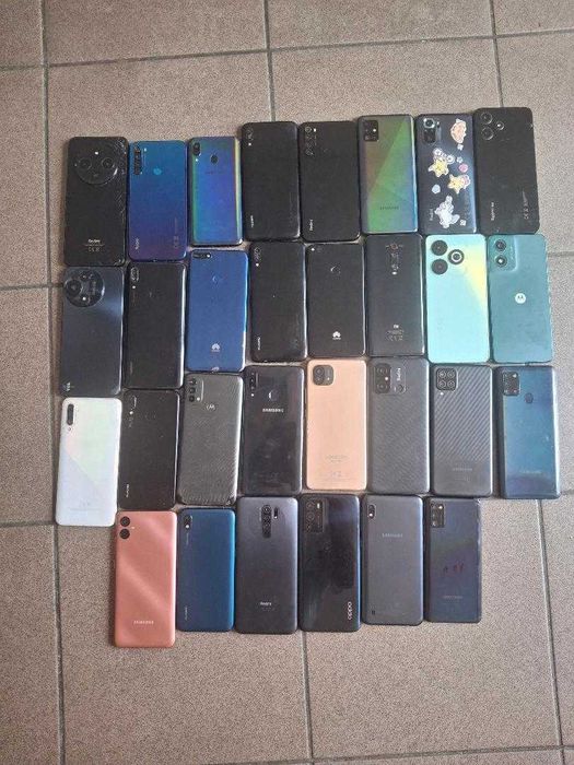 vand lot 30 telefoane de piese