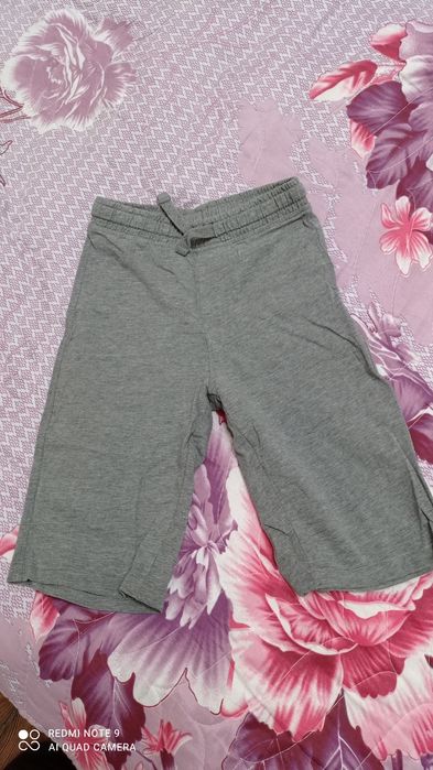 Шортики в хорошем состоянии на 6-8 лет.Цена за одни