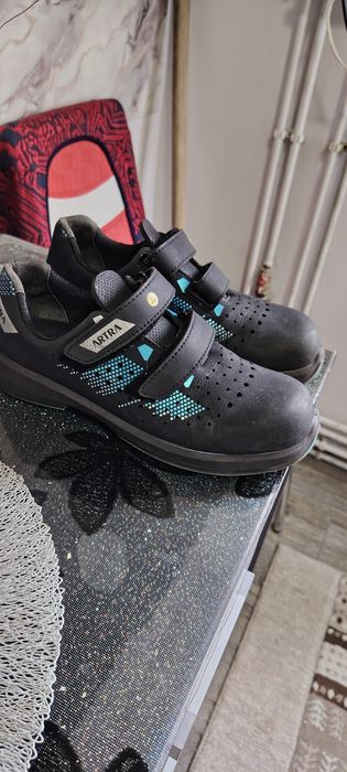 bocanci cu bombeu nr 42/ pret per pereche/ESD