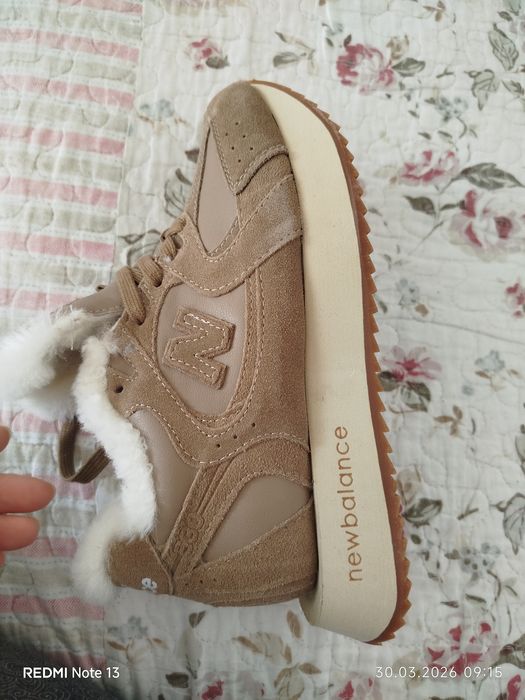 Продам кроссовки женские