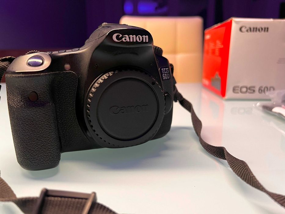 Продавам Canon EOS 60D в комплект с кутия, документация и др.
