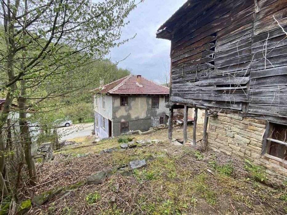 Продава къща - с. Жълтеш