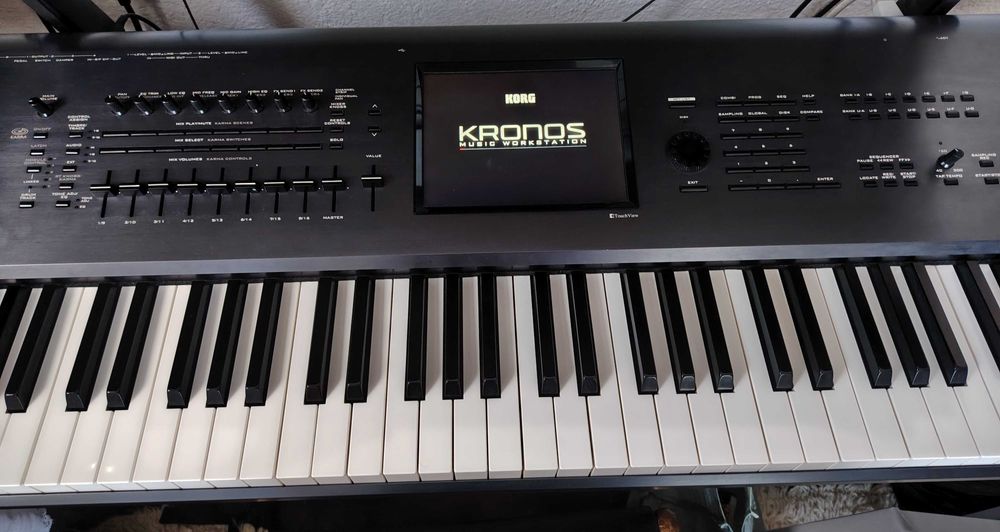 Продавам Корг Кронос 1